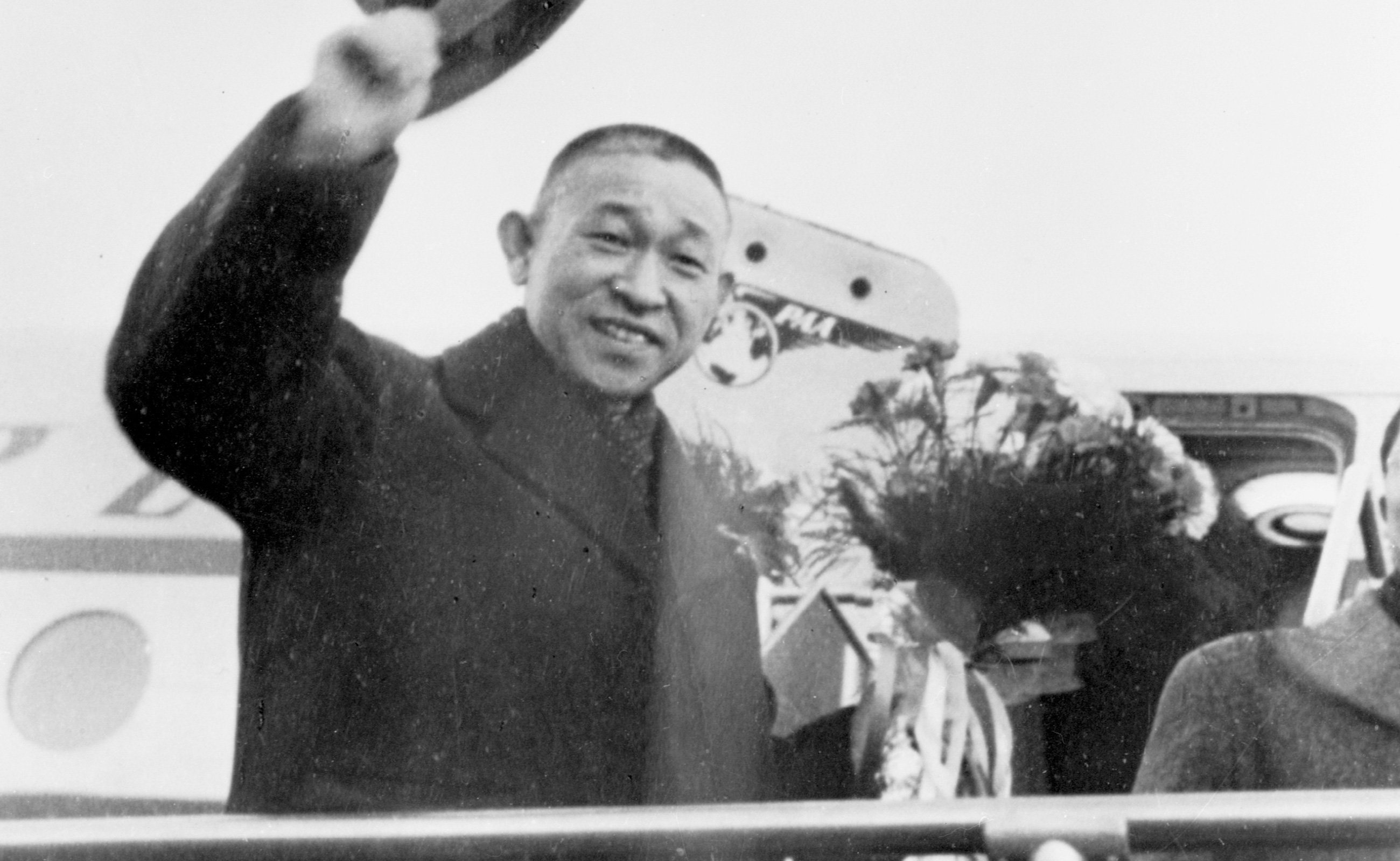 Photo: Founder Konosuke Matsushita raised his hand with hat