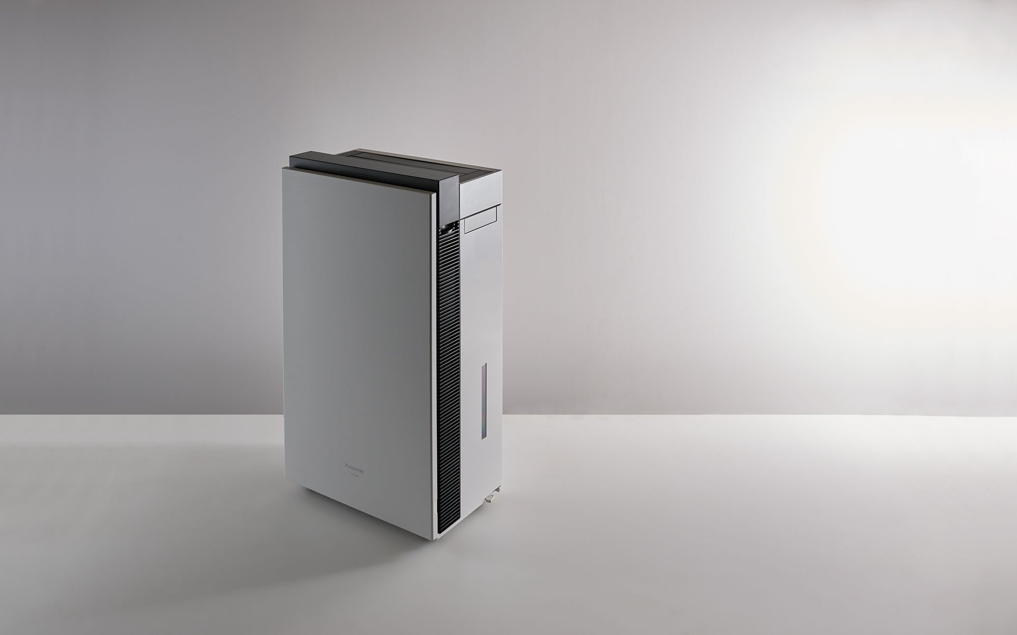 The silver, rectangular ziaino viewed at an angle, exudes a stylish and modern appearance.