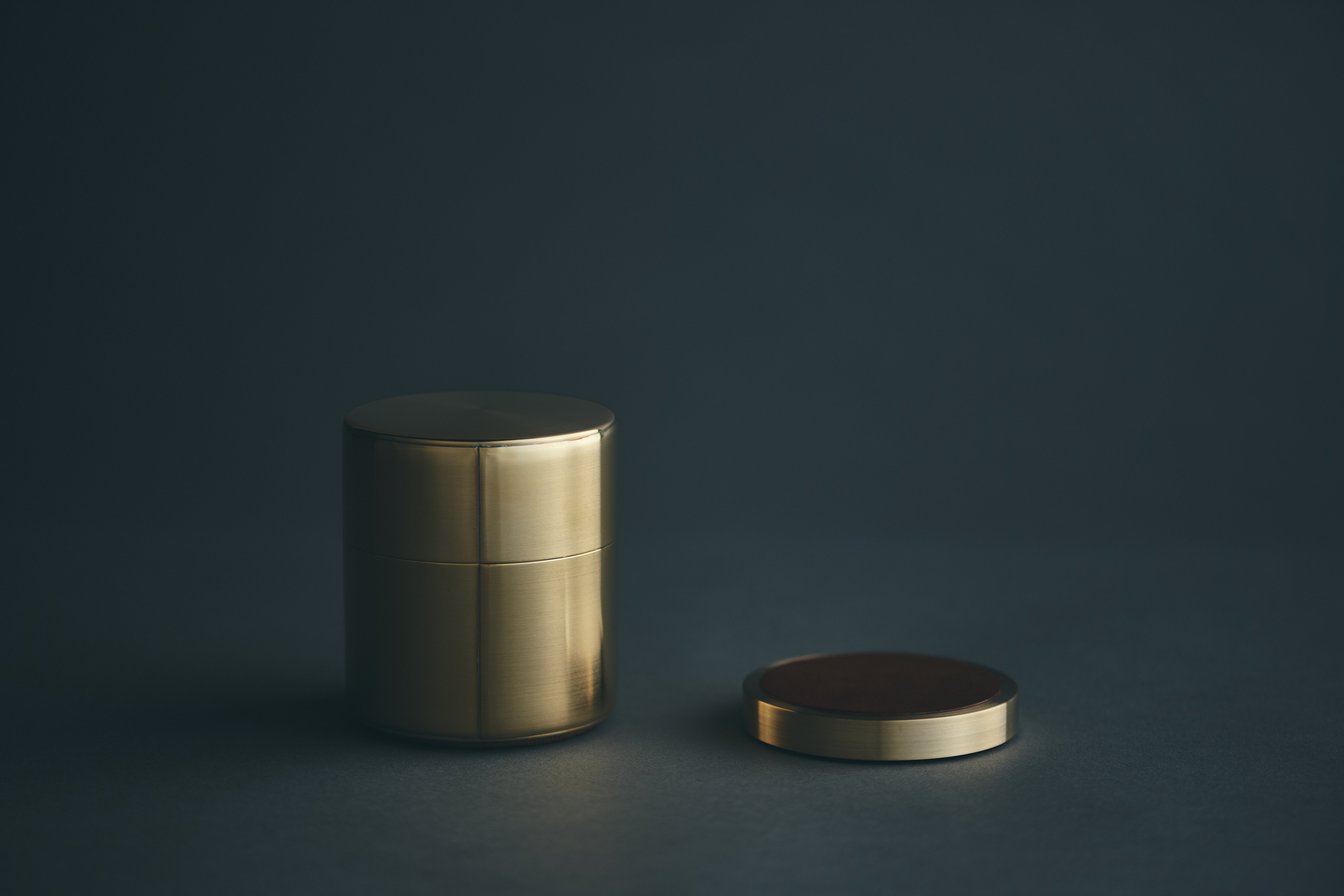 Metal cylindrical speaker with lid,