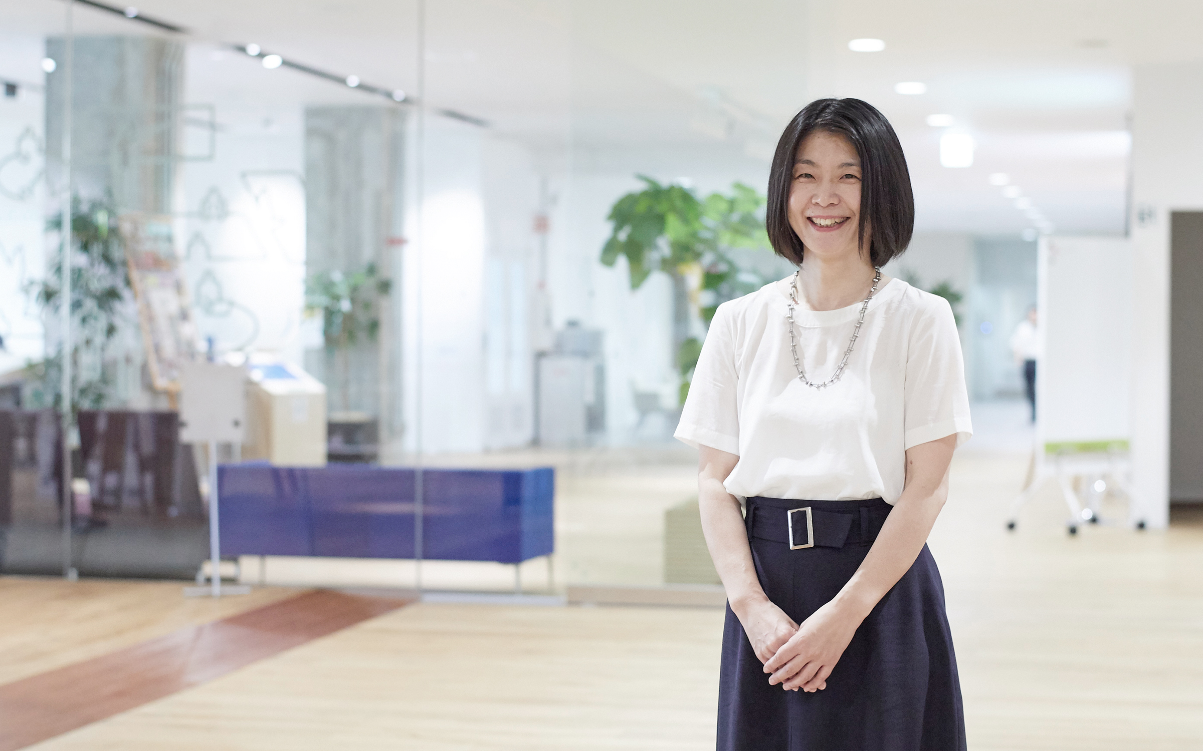 Photo : This glass-walled office provides Yoko Nakao with an open and spacious work atmosphere.