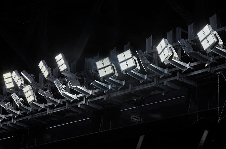 The light direction of each 1 kW/2 kW-equivalent LED floodlight can be adjusted to reduce glare.