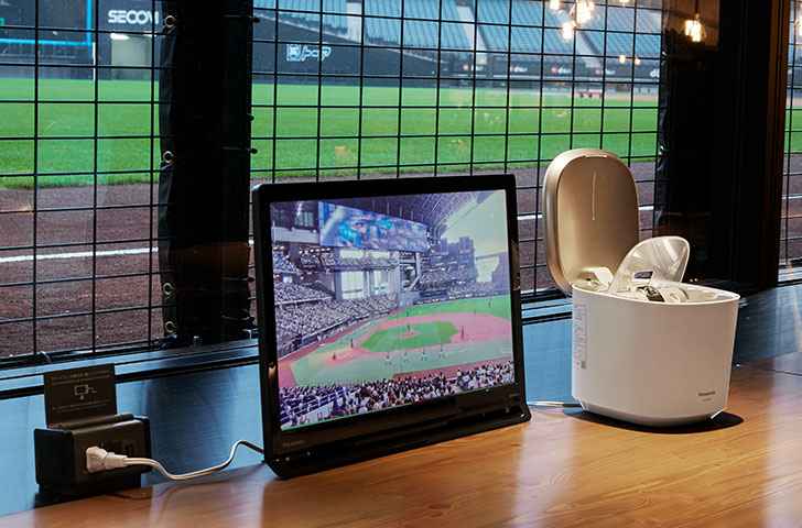 Visitors can receive beauty treatments while watching the game from window seats in the lounge. 